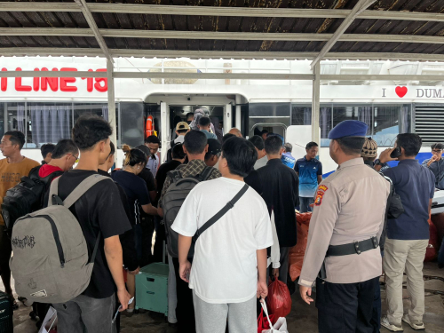 Polres Meranti Evakuasi Penumpang Yang Sakit di Tengah Padatnya Aktivitas Pelabuhan