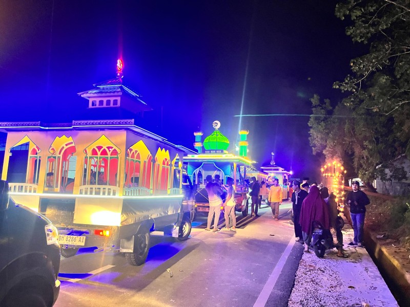 Dilepas Ketua Koppsa-M Nusirwan, Masyarakat Antusias Iringi Pawai Takbir dan Festival Miniatur Masjid di Desa Pangkalan Baru