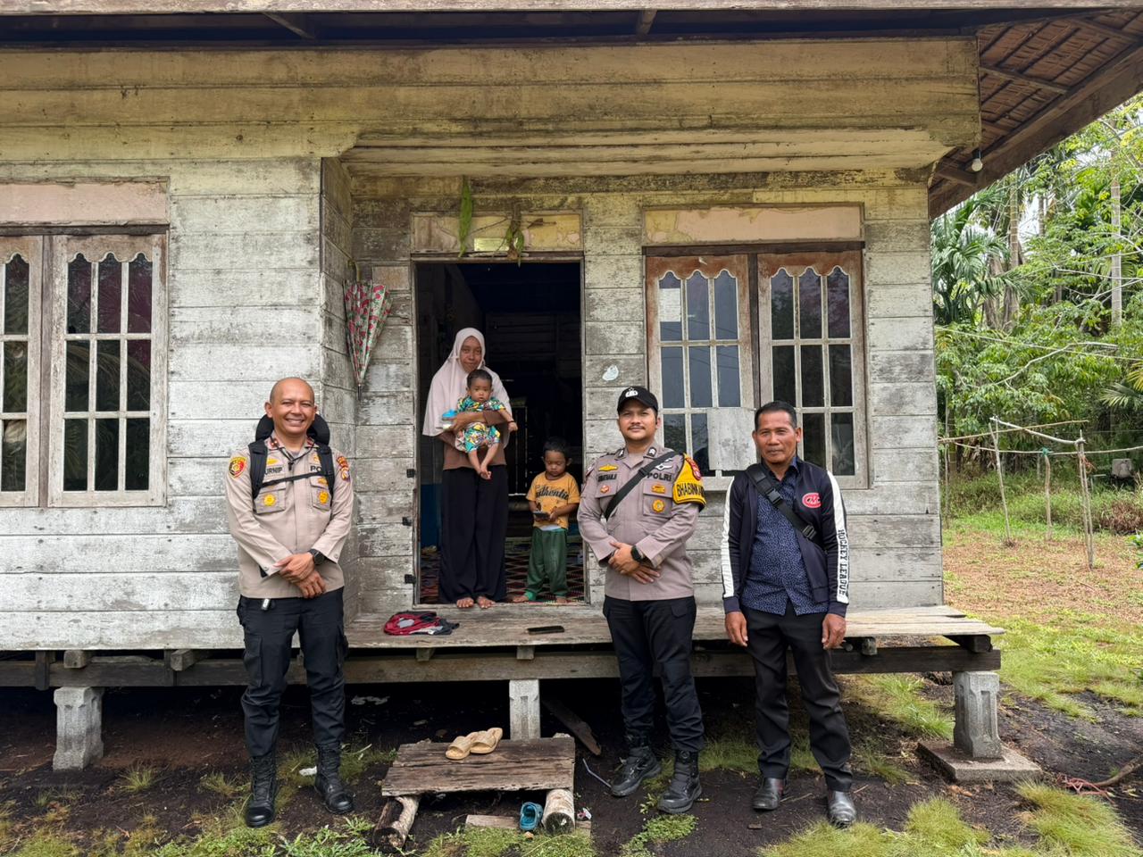 Peduli Stunting Polsek Tebing Tinggi Barat Beri Vitamin dan Makanan Bergizi Di Desa Tenan