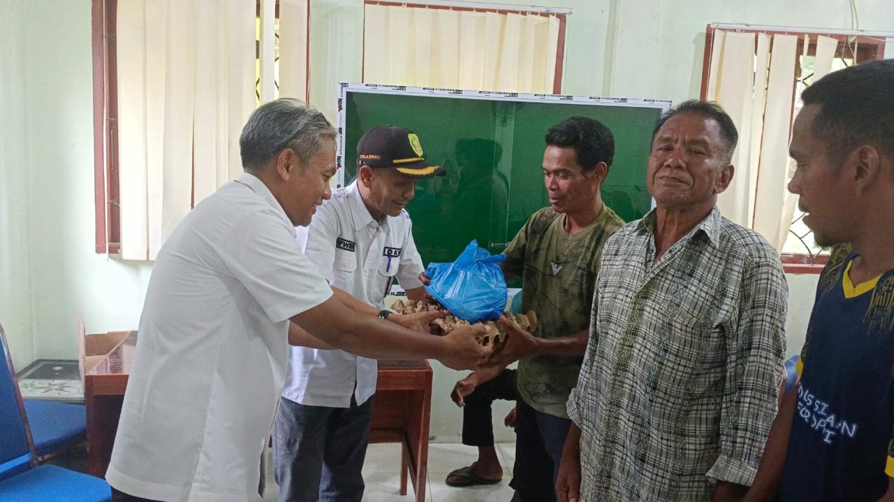 Ratusan Warga Terdampak Penutupan Panglong Arang di Meranti Terima Bantuan Pemkab