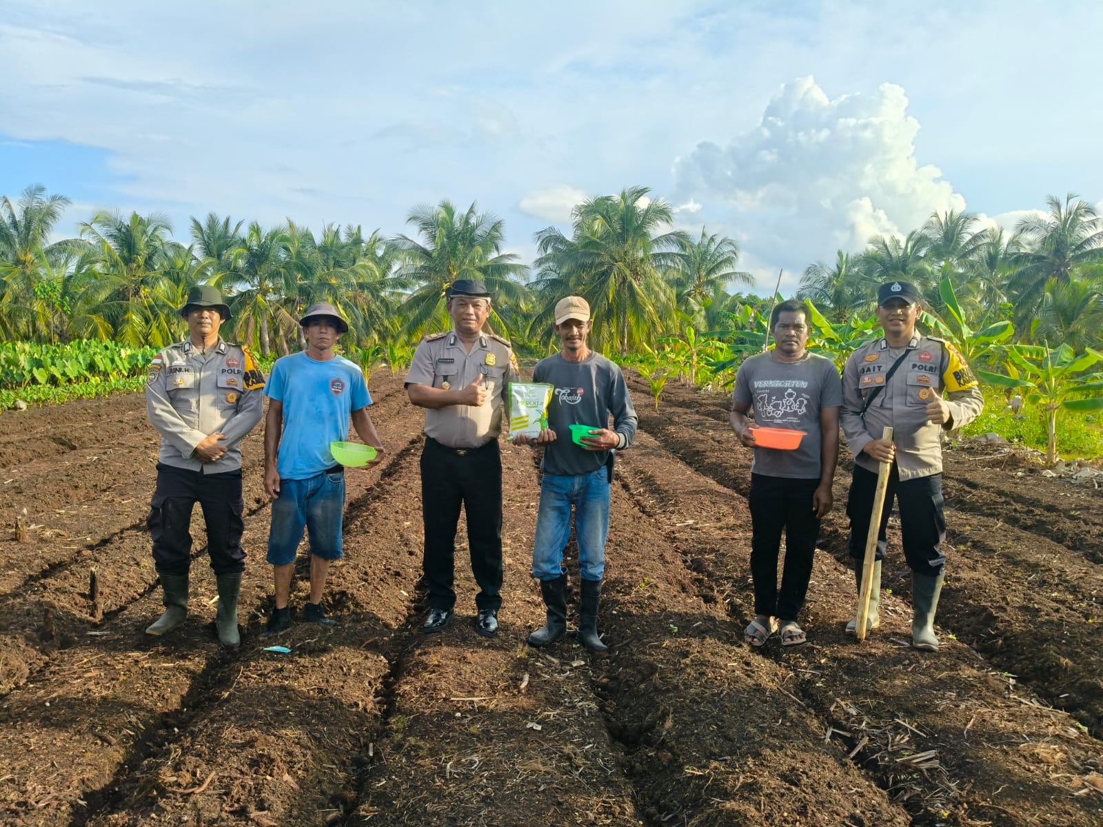 Kapolsek Rangsang Kembali Laksanakan Penanaman Jagung Pipil Dukung Ketahanan Pangan Nasional