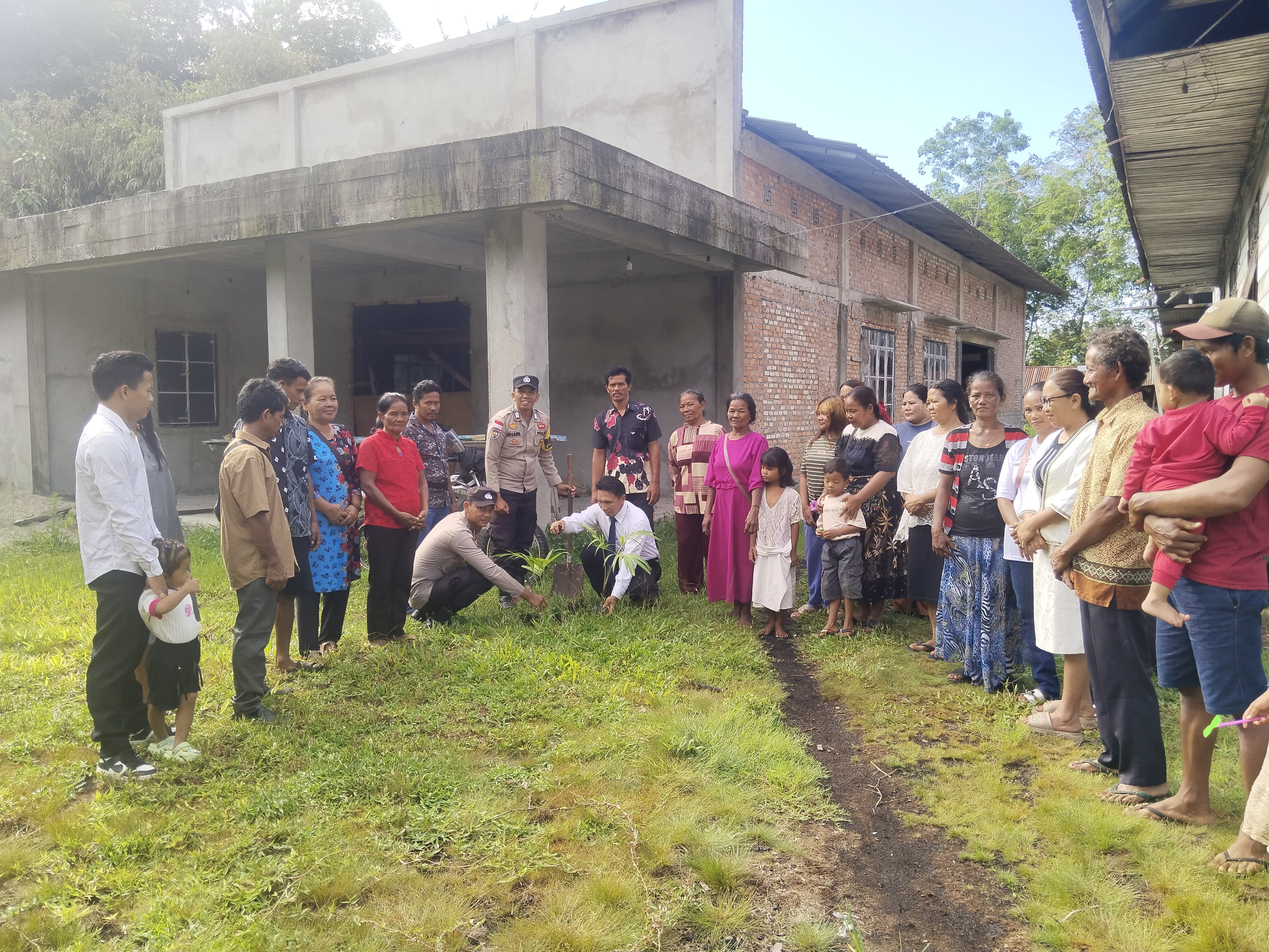 Green Policing, Polsek Rangsang Tanam Pohon Hias di Gereja GPdI Desa Beting Dusun Banau