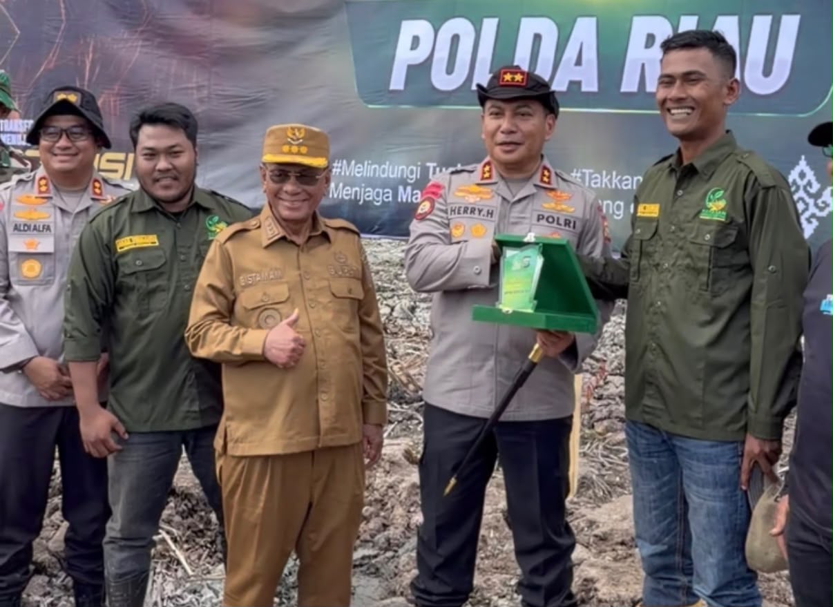 Hari Mangrove Sedunia, Yayasan Generasi Hijau Beri Penghargaan kepada Kapolda Riau