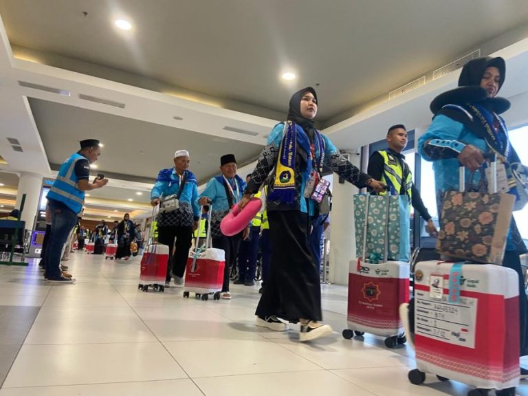 Jamaah Calon Haji  ( JCH )Riau Kloter BTH-4 Tiba di Batam, Pagi Besok  Diberangkatkan ke Tanah Suci